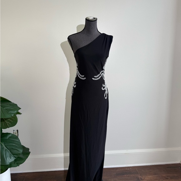 Kaftan Citra One-Shoulder Black Dress with Beaded Accents - Picture 3 of 5